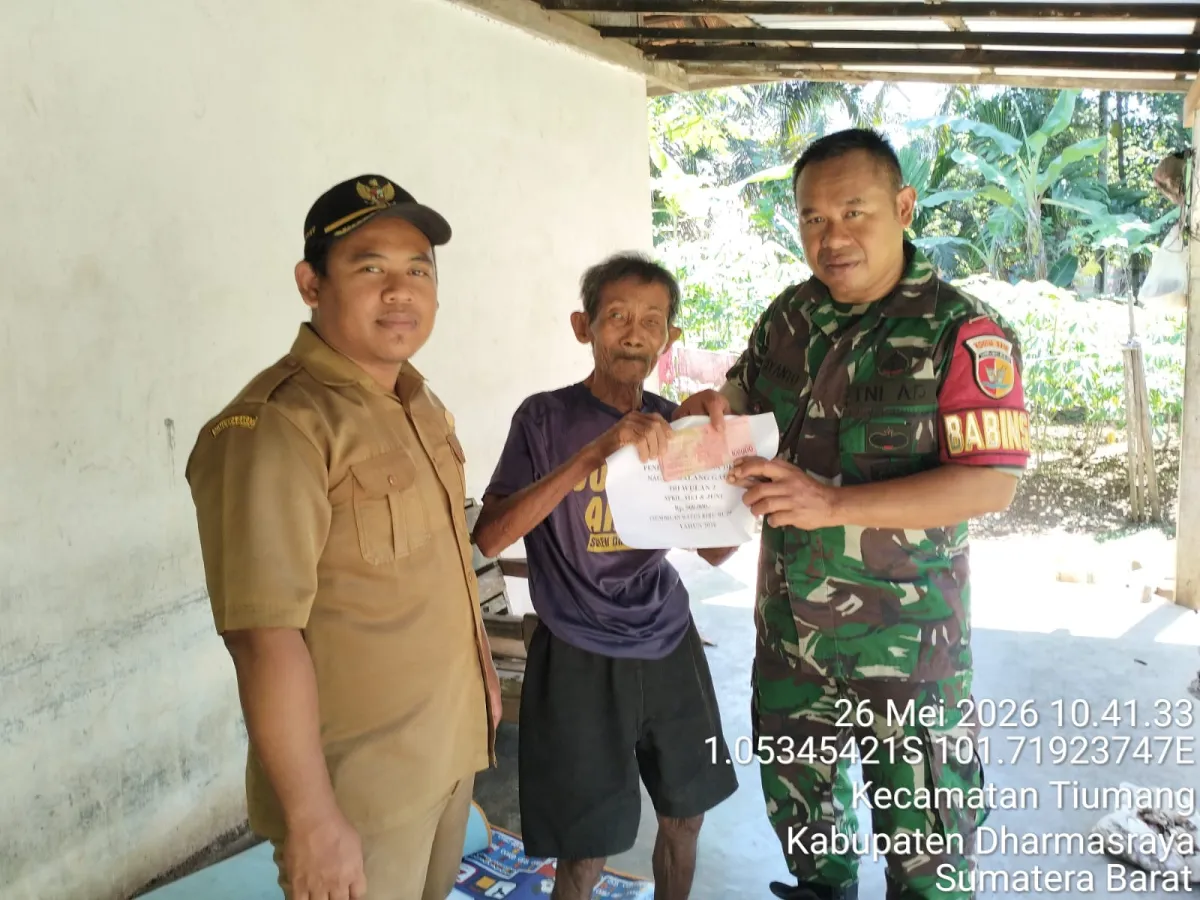 Babinsa Nag.Sialang Gaung Melaksanakan Kegiatan Pendampingan Pembagian BLT Dana Desa dari Rumah kerumah
