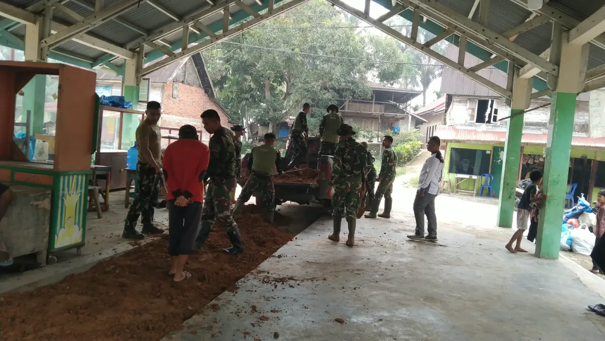 Timsatgas TMMD/N Melaksanakan Perehapan Pasar Di Pasar Talawi