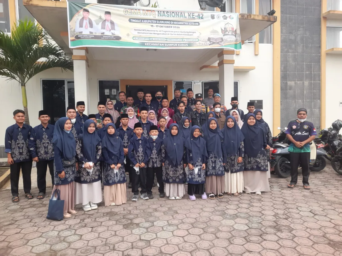Babinsa 08/Kms Menghadiri Undangan Pelepasan Khafilah MTQ di Kantor Camat Kumanis