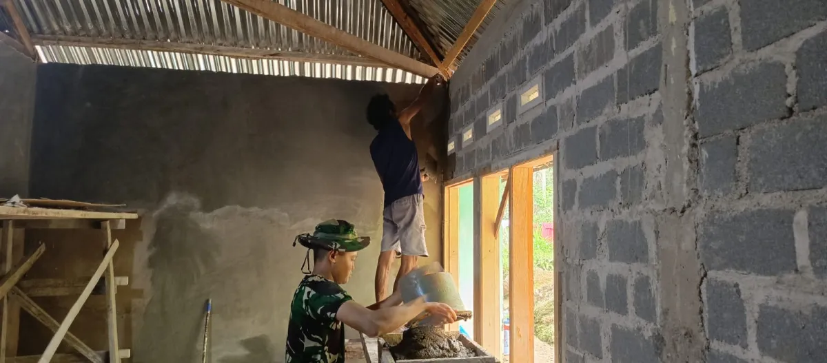 Satgas TMMD KE 130 Kebut Proses Pemasangan Plaster Dinding dan Cor Lantai Milik Bapak Afridasti 